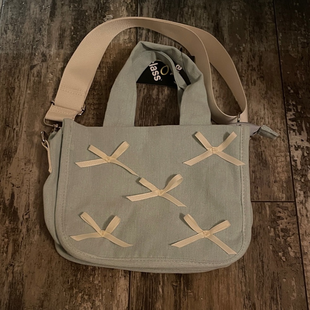 Elegant Light Blue and White Bow-Accent Shoulder Bag